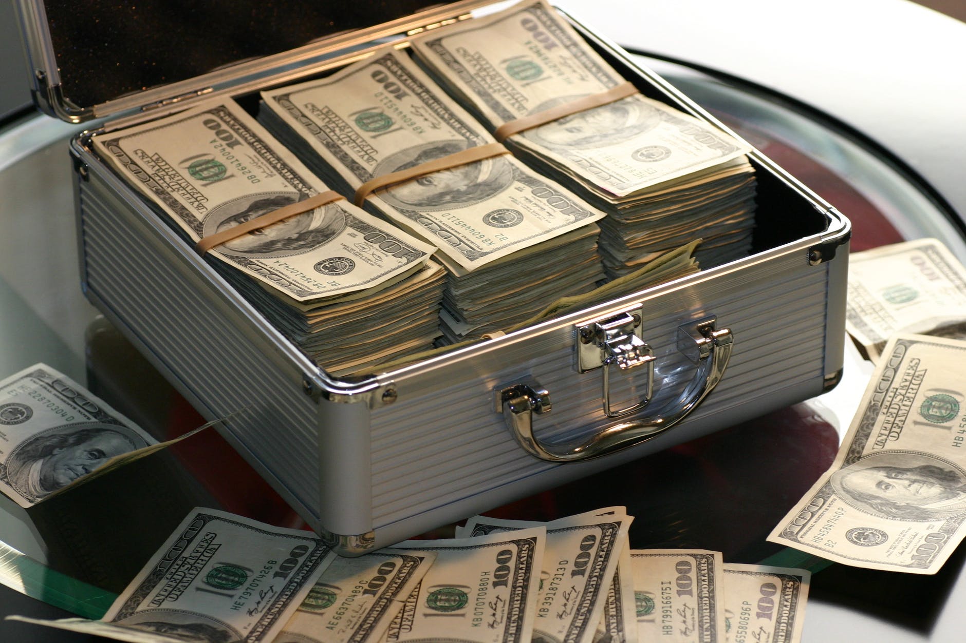Dolar Menguat Dekati Level Tertinggi Sembilan Bulan